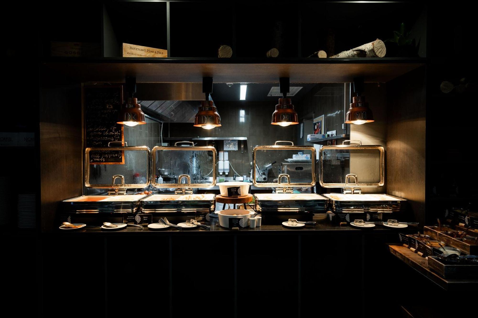 Pullman Riga Old Town Exterior foto The open kitchen at the restaurant