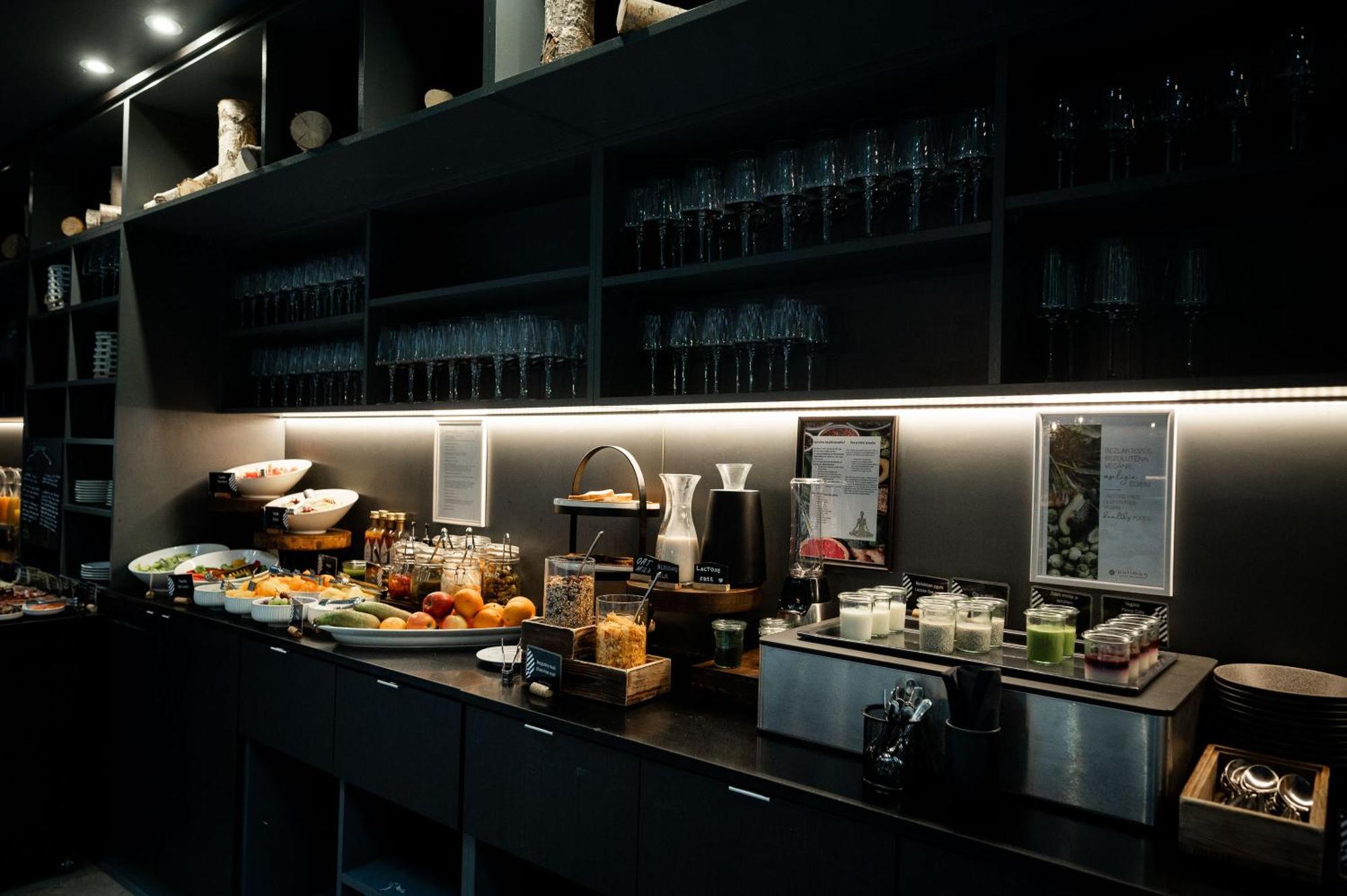 Pullman Riga Old Town Exterior foto The buffet at the lounge