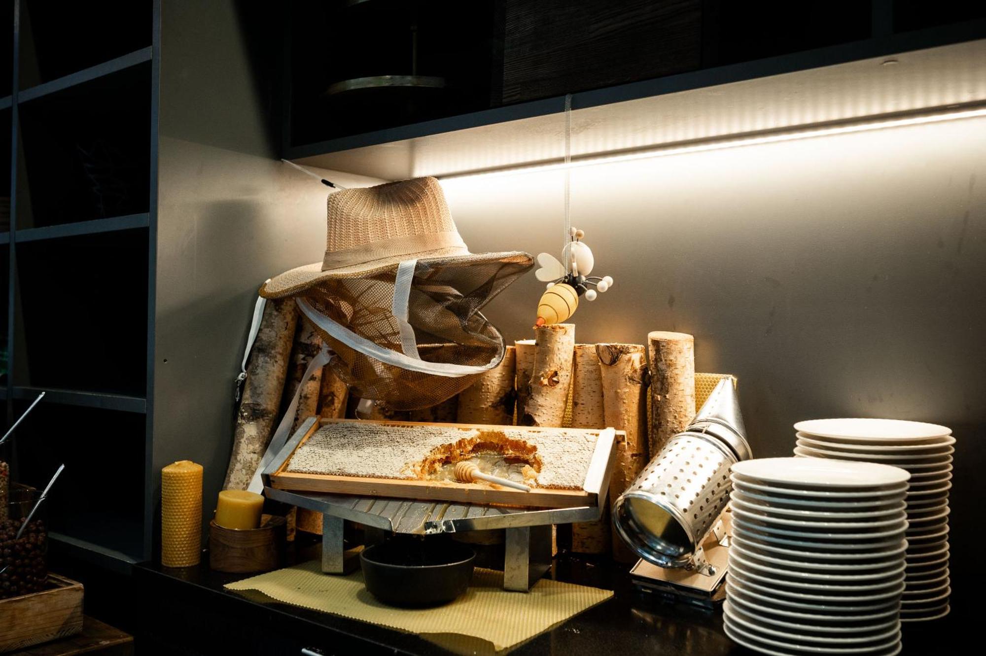 Pullman Riga Old Town Exterior foto A display of a whole duck at a restaurant