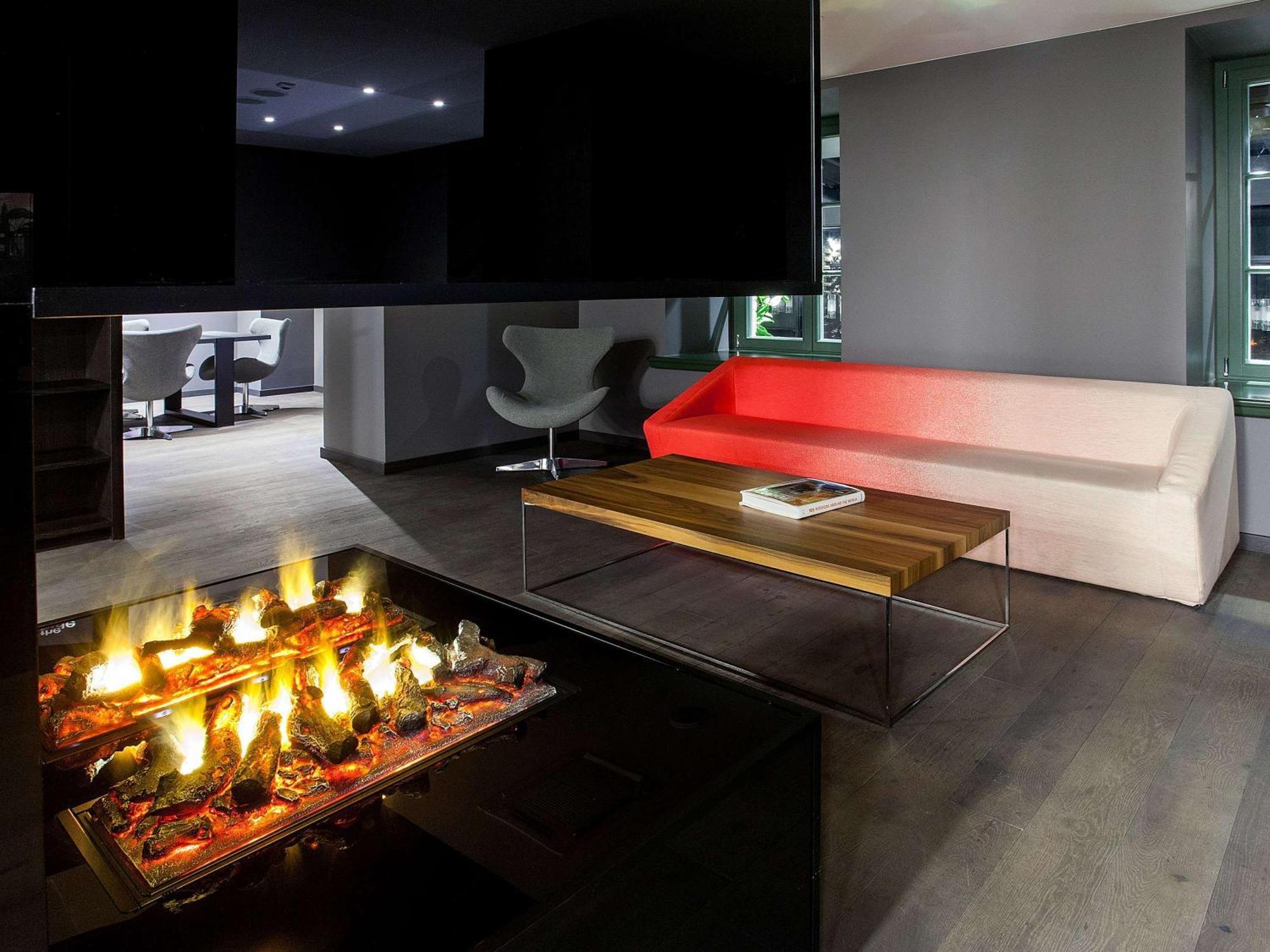 Pullman Riga Old Town Exterior foto A fireplace with a suspended TV